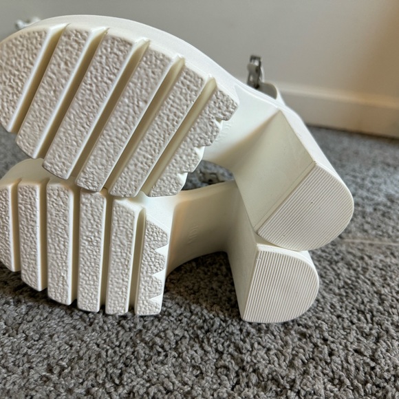 Beautiful Never been worn heels - Picture 3 of 4